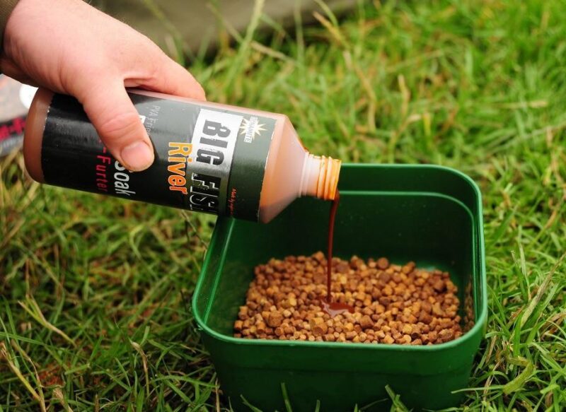 Dynamite Baits Big Fish River Bait Soak Meat-Furter 500 ml - obrazek 2
