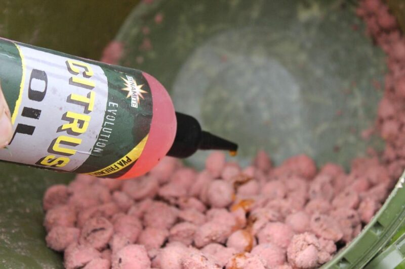 Dynamite Baits Evolution Oil Citrus 300 ml - obrazek 2
